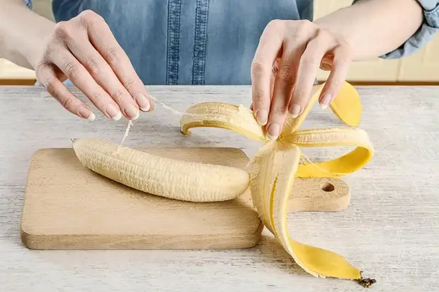 세계 인구의 73 %가 바나나를 잘못 먹습니다! 이 백색 섬유의 전체 문제