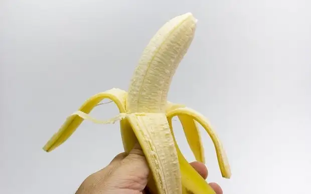 세계 인구의 73 %가 바나나를 잘못 먹습니다! 이 백색 섬유의 전체 문제
