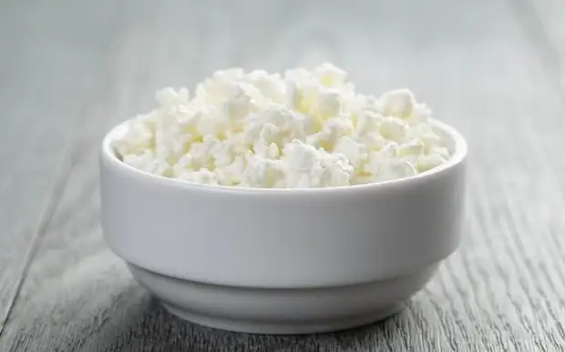 Mascarilla de cuajada para rejuvenecimiento facial en casa.