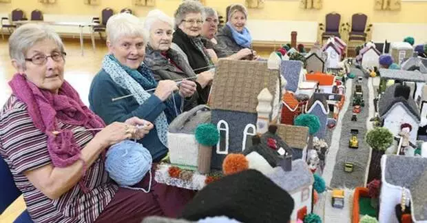 Le donne erano affascinate da maglia e ha fatto il loro villaggio dai fili!