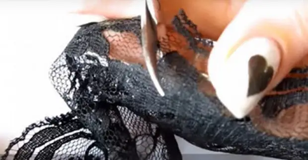 She just cut off pieces of lace fabric and tried them to nails. The result will surprise you!