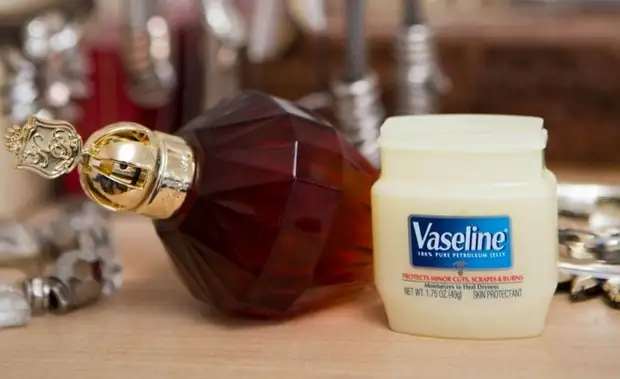 সুগন্ধি প্রতিরোধের জন্য Vaseline।