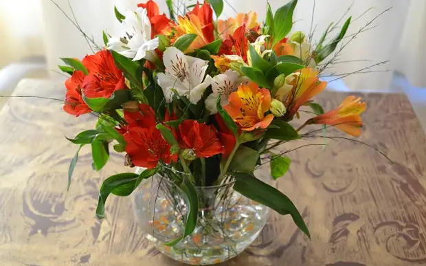 Varnish ga-agbatị ndụ nke bouquet.