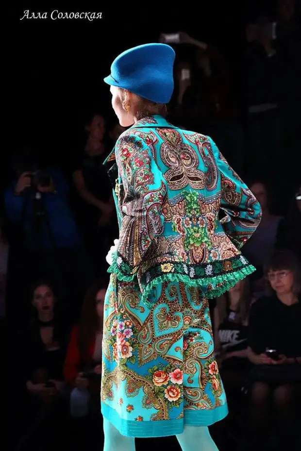 Sandkerchief Rusia adalah sumber inspirasi. Menjahit poncho, blaus, skirt