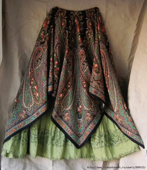 Russische zakdoek is een bron van inspiratie. Naai poncho, blouse, rok