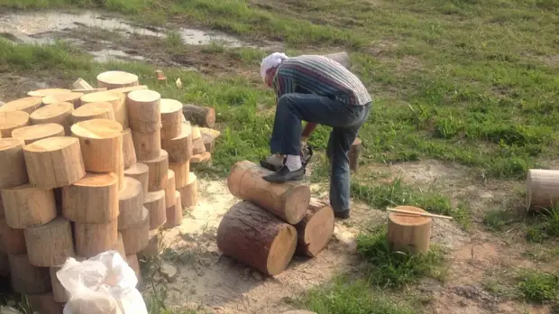 Des de la llenya ordinària es pot construir una casa bella i càlida. Tot enginyós!