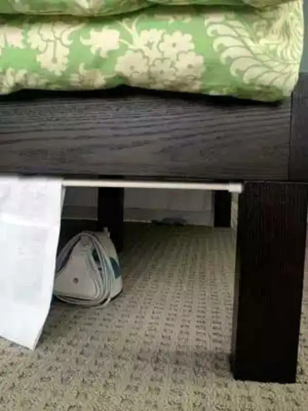 Volets sous le lit.