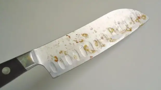 كيفية التخلص من بقع الصدأ على سكين المطبخ
