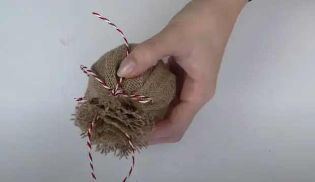 Mahusay na mga ideya na maaaring gawin ng burlap at foam ball