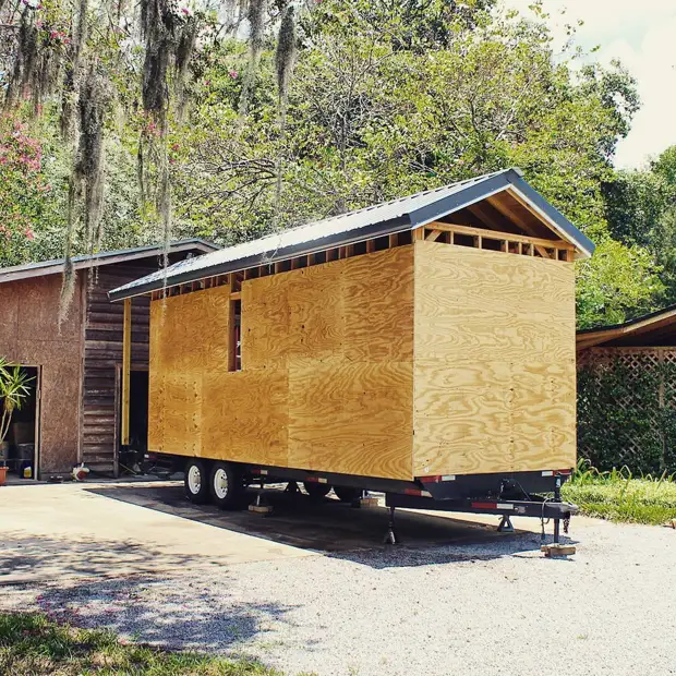 The student wanted to live in a hostel and built a house for $ 14,000