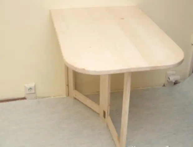 یک جدول تاشو عملی برای یک آپارتمان کوچک ایجاد کنید