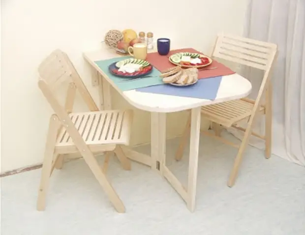 Направете практическа сгъваема маса за малък апартамент