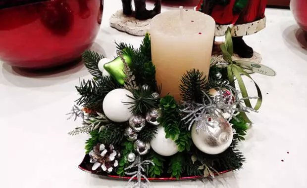 Bella iquisibana per a la decoració de la taula d'Any Nou