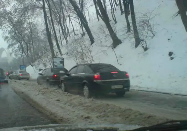 Пробка на тротуарі.