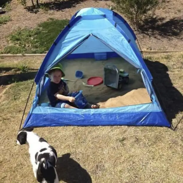 Caixa de areia em uma tenda.