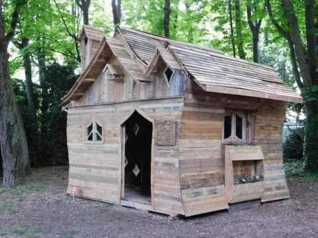 Neobvyklá chata z obyčajných drevených paliet
