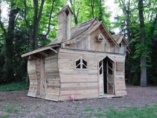 Neobvyklá chata z obyčajných drevených paliet
