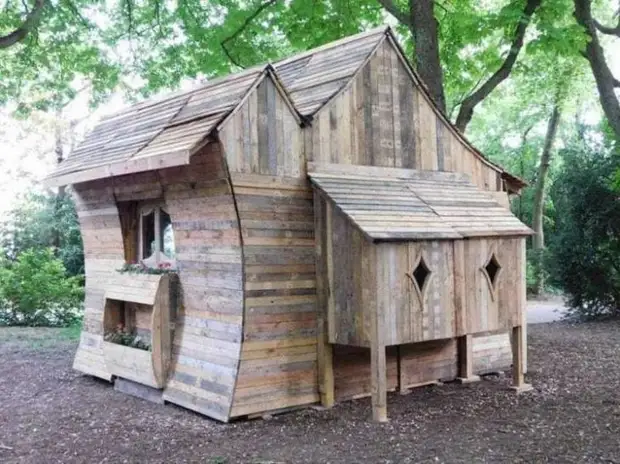 Ongebruikelijke hut van gewone houten pallets