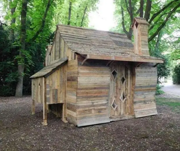 普通木托盘的不寻常小屋