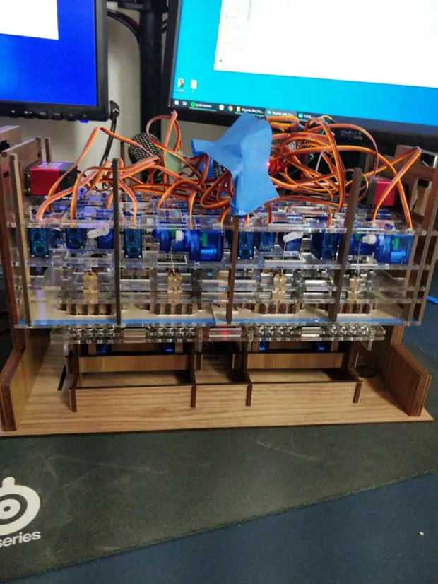 Mechanische en digitale klok van stalen ballen