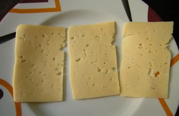 Wie Sie es unverkennbar feststellen, was Sie Käse kaufen, und keine Fälschung aus trockener Milch!