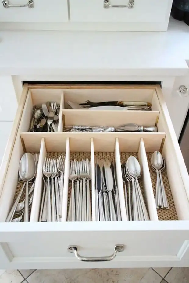 Et eksempel på hvordan du lagrer skjeer og gafler.