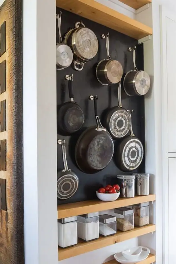 ظروف آشپزخانه ذخیره سازی روی دیوار.