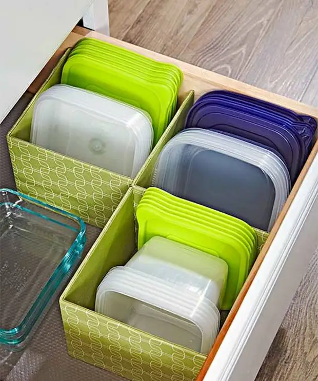 Съхранение на пластмасови контейнери в кухнята.