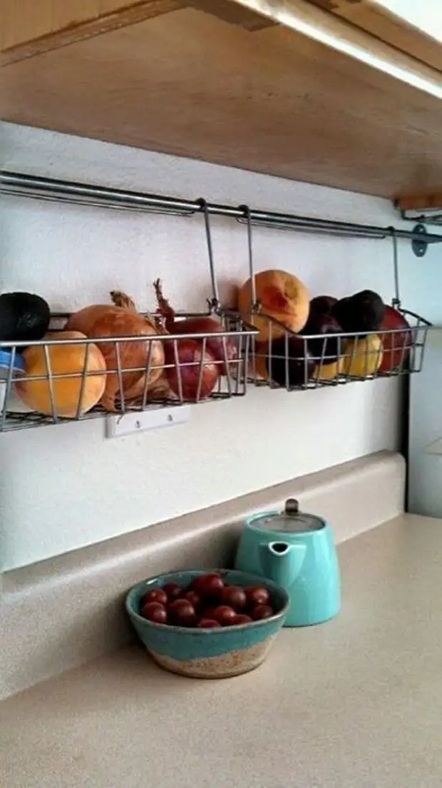 ذخیره سازی سبزیجات و میوه ها در آشپزخانه.