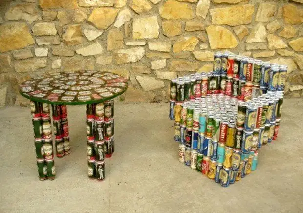 Móveis de jardim de latas de cerveja