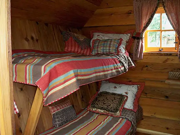 2x mazacie posteľ v rustikálnom dome