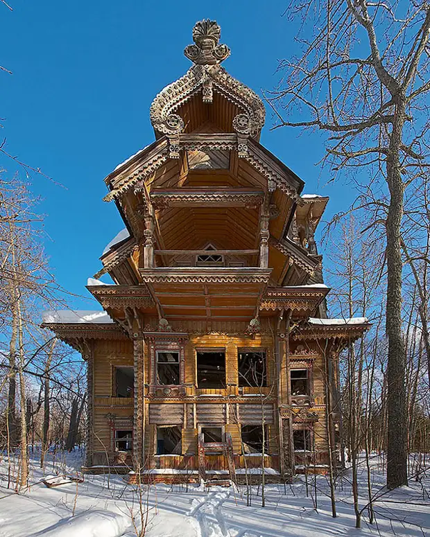 रशियामध्ये सोडलेले लाकडी घर