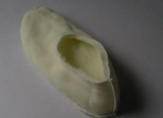 Slippers vu Pelz mat hiren eegenen Hänn