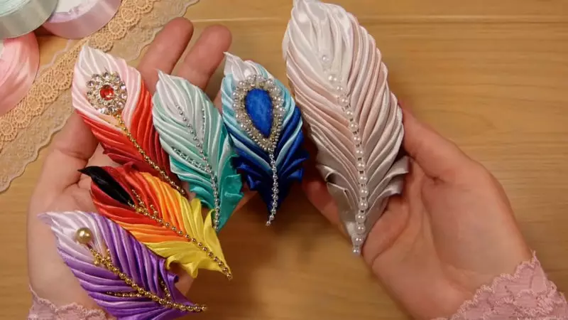 Imitako yo muri satin ribbons: Igitangaje ni cyiza brooch