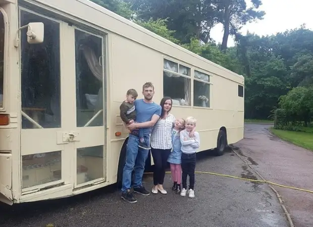 Această familie a achiziționat un autobuz de rută obișnuit. Asta au transformat-o un an mai târziu!