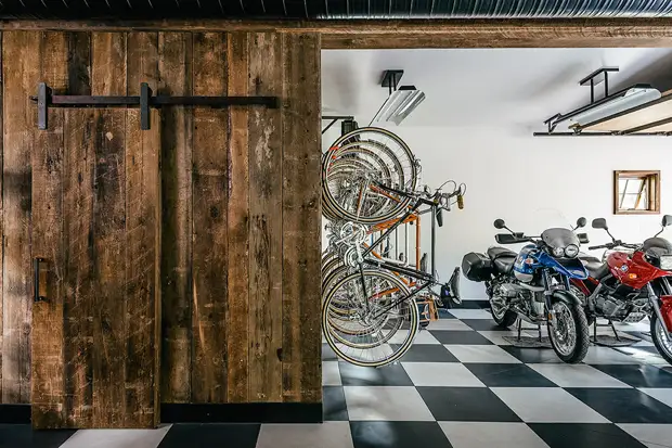 Barn ini cantik di luar, tetapi melihat ke dalam, anda akan ditakluki oleh pedalamannya