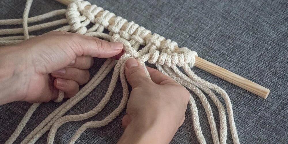 Macrame: เป็นเทคนิคที่ถูกลืมด้วยชัยชนะกลับไปที่ด้านบนเย็บปักถักร้อย