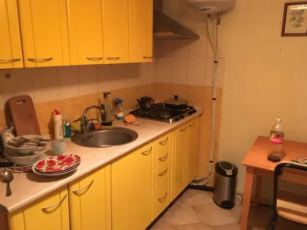 Dapur di apartmen Rusia berusia 32 tahun bernama Ivan.