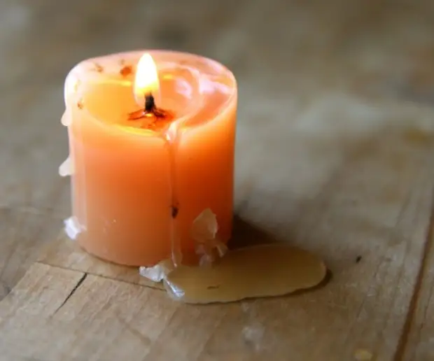 A noite romántica, o viño e as velas poden deixar a súa marca. En ningún caso! Envía aire quente do secador de cabelo nunha mancha despois da vela e, a continuación, desfacerse dos restos cunha servilleta de papel.