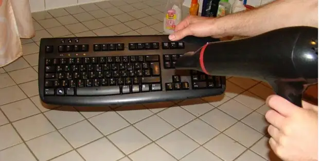 Sotto la nostra tastiera, un sacco di immondizia non necessaria penetra, in futuro può influire negativamente sul computer. Metti la tastiera sul bordo e soffiare aria fredda.