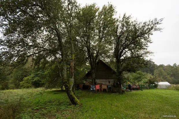 Rentner mehr als 45 Jahre Leben lebt allein im tauben Wald ohne Wasser, Licht, Gas und Telefon