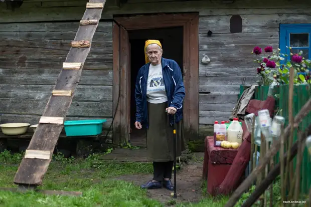 Rentner mehr als 45 Jahre Leben lebt allein im tauben Wald ohne Wasser, Licht, Gas und Telefon