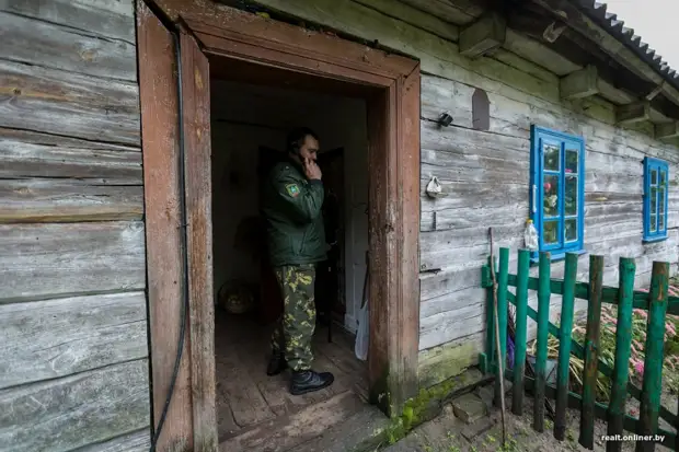 Bir pensioner 45 ýaşdan uly, ýeňil, ýeňil, ýeňil, gaz we telefonda ýeke ýaşaýar