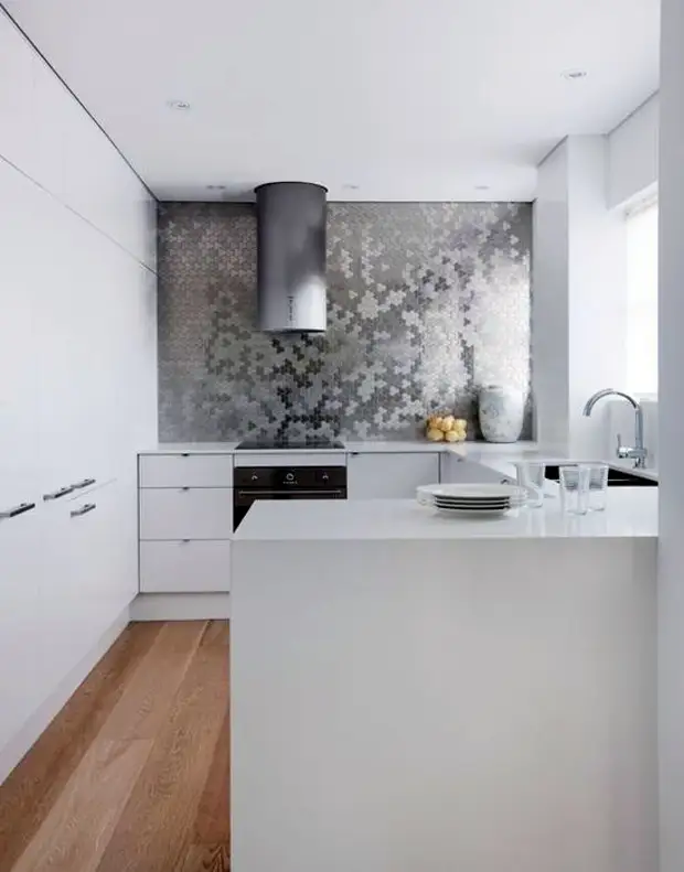 Petite cuisine avec un mur d'accent, décoré de carreaux miroirs.