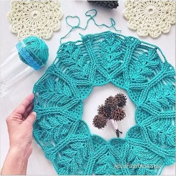 Crochet навчис бүхий үзэсгэлэнтэй нээлттэй түрээслэх