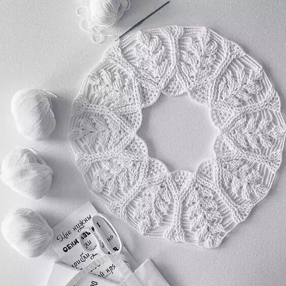 Crochet навчис бүхий үзэсгэлэнтэй нээлттэй түрээслэх