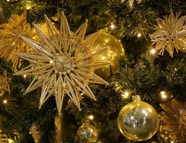 Hovorí sa, že tradícia zavesiť na vianočný stromček uhorky pochádza z Nemecka. V skutočnosti je všetko ťažšie ...