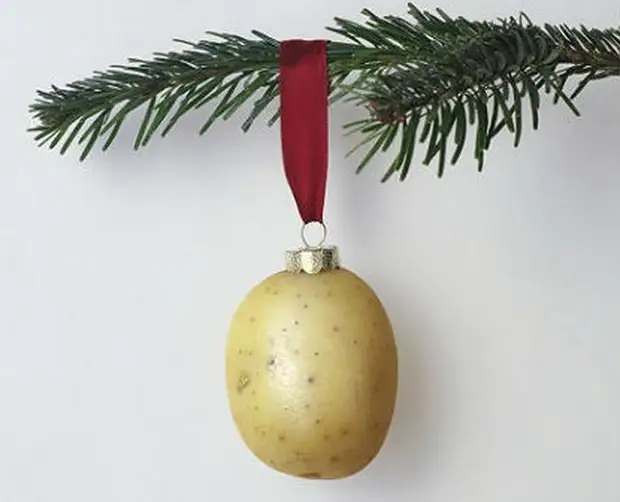Dizem que a tradição para pendurar nos pepinos de árvore de Natal veio da Alemanha. Na verdade, tudo é muito mais difícil ...