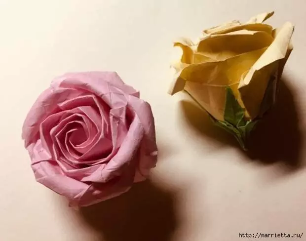 Rose în hârtie origami