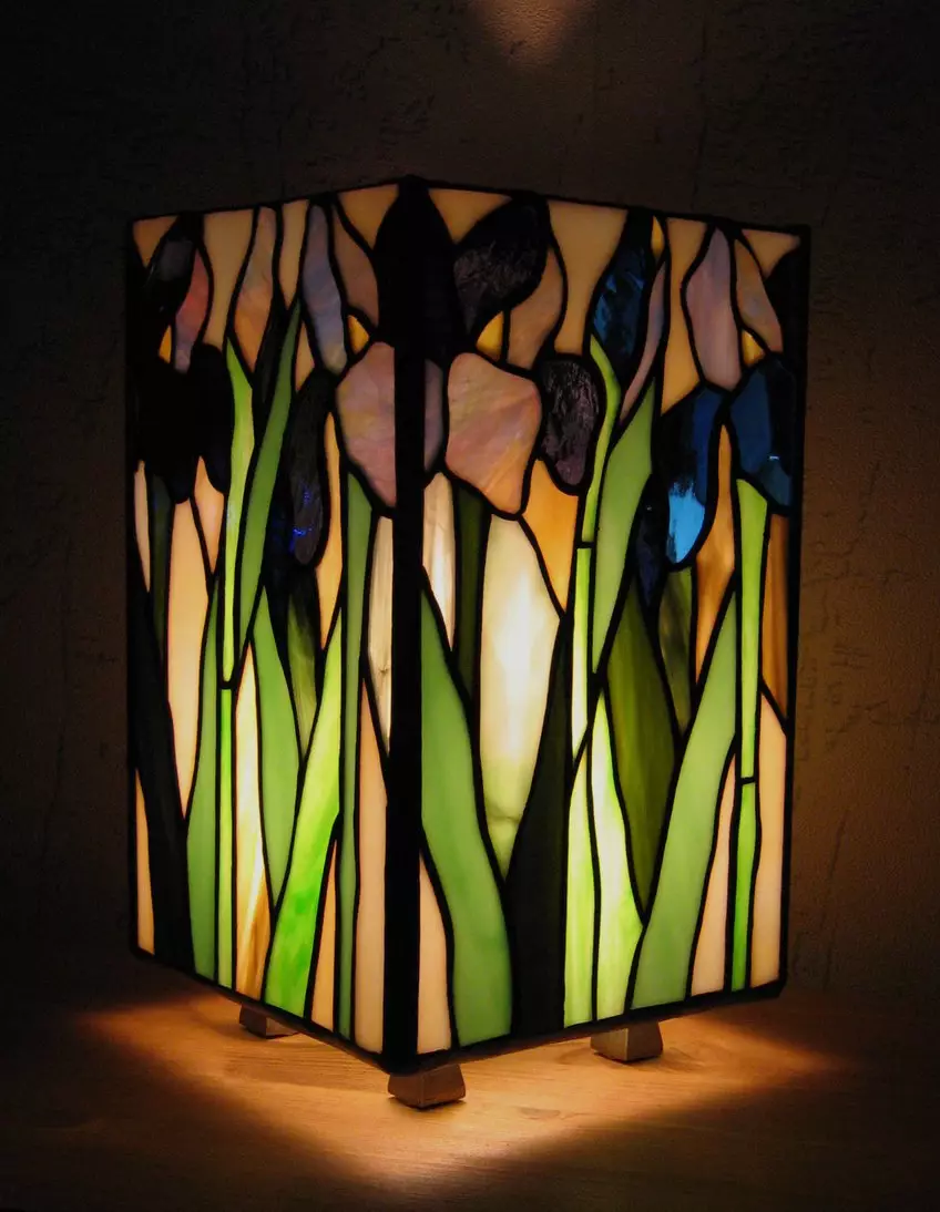 Lampara sa Tiffany stained glasses.